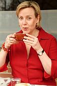 Foodjournalistin Martina Tschirner trinkt Kaffee